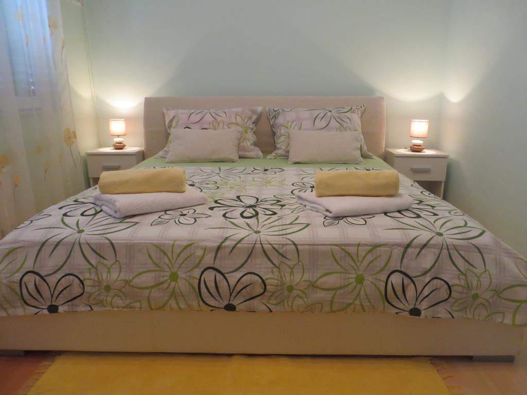 Apartment Simaris - Spacious With Terrace And Sea View Sibenik Exterior photo