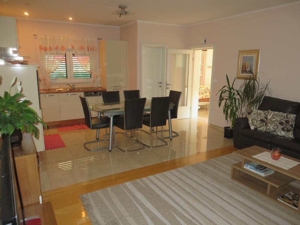 Apartment Simaris - Spacious With Terrace And Sea View Sibenik Exterior photo