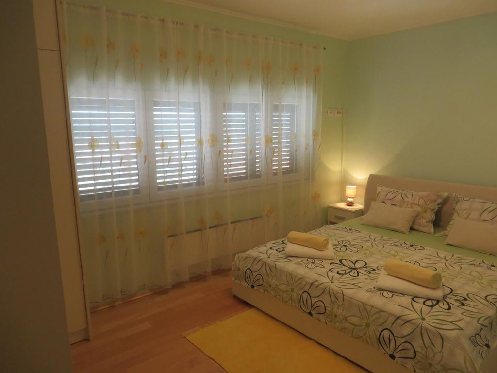 Apartment Simaris - Spacious With Terrace And Sea View Sibenik Exterior photo